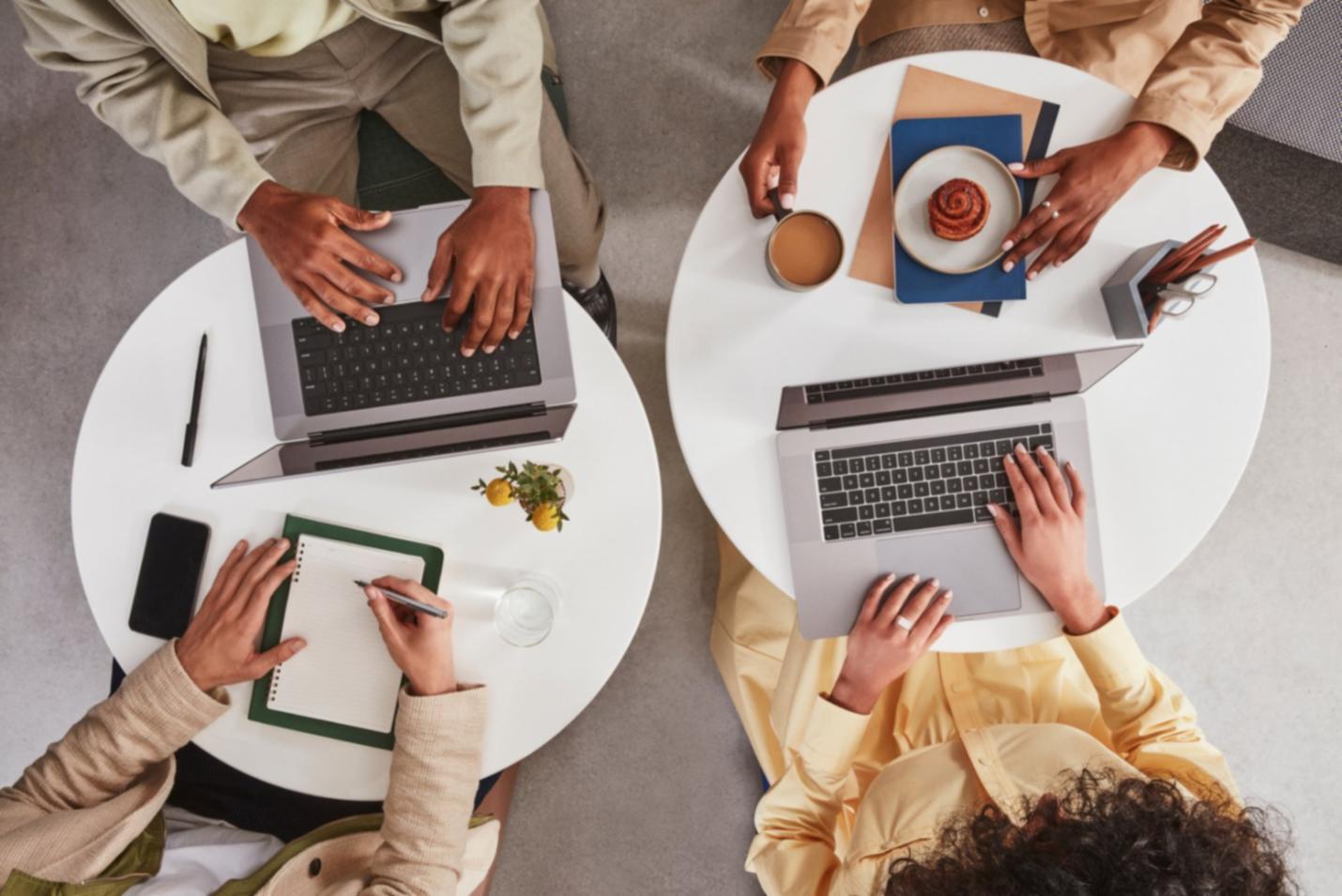 Teilnehmer bei praktischer Gruppenarbeit im Workshop